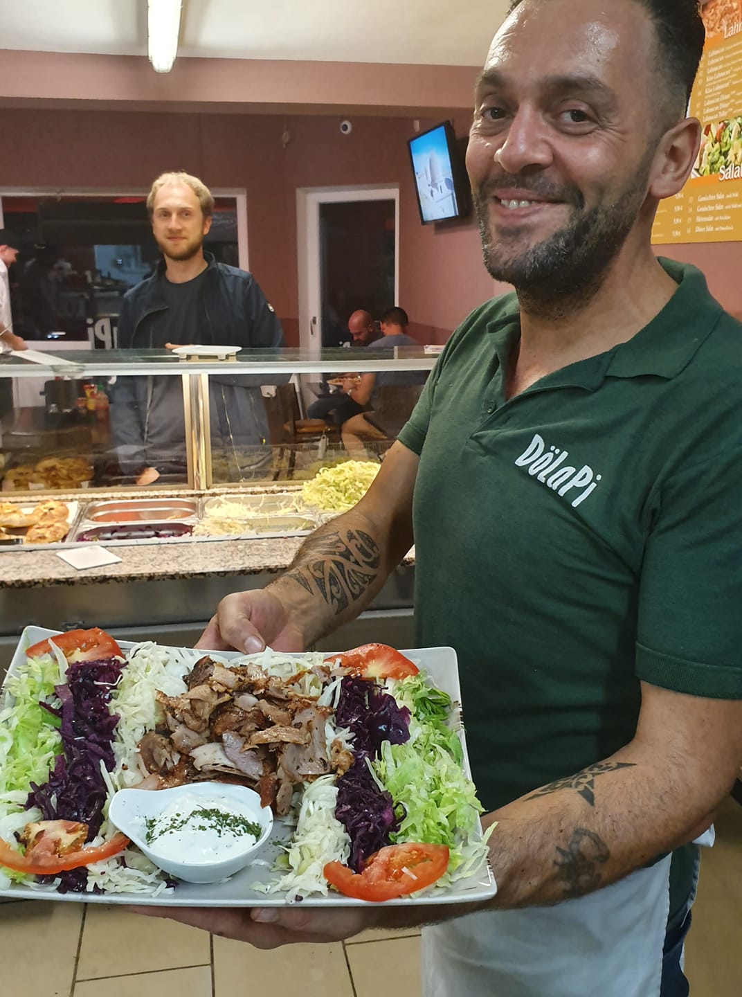 DöLaPi ekibi taze hazırlanmış döner tabağı ile